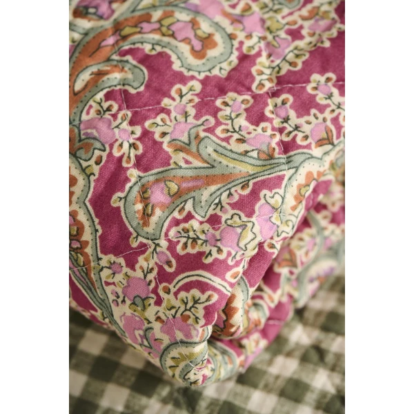 IB Laursen – Quilt, raspberry with paisley pattern - Afbeelding 2